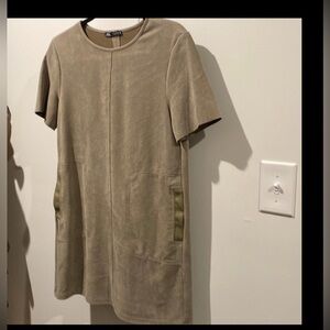 Short sleeve fall dress.